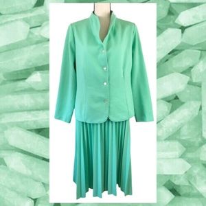 Vintage 70s 80s Mint Green Textured Skirt Suit. Pleated Skirt 16 1/2